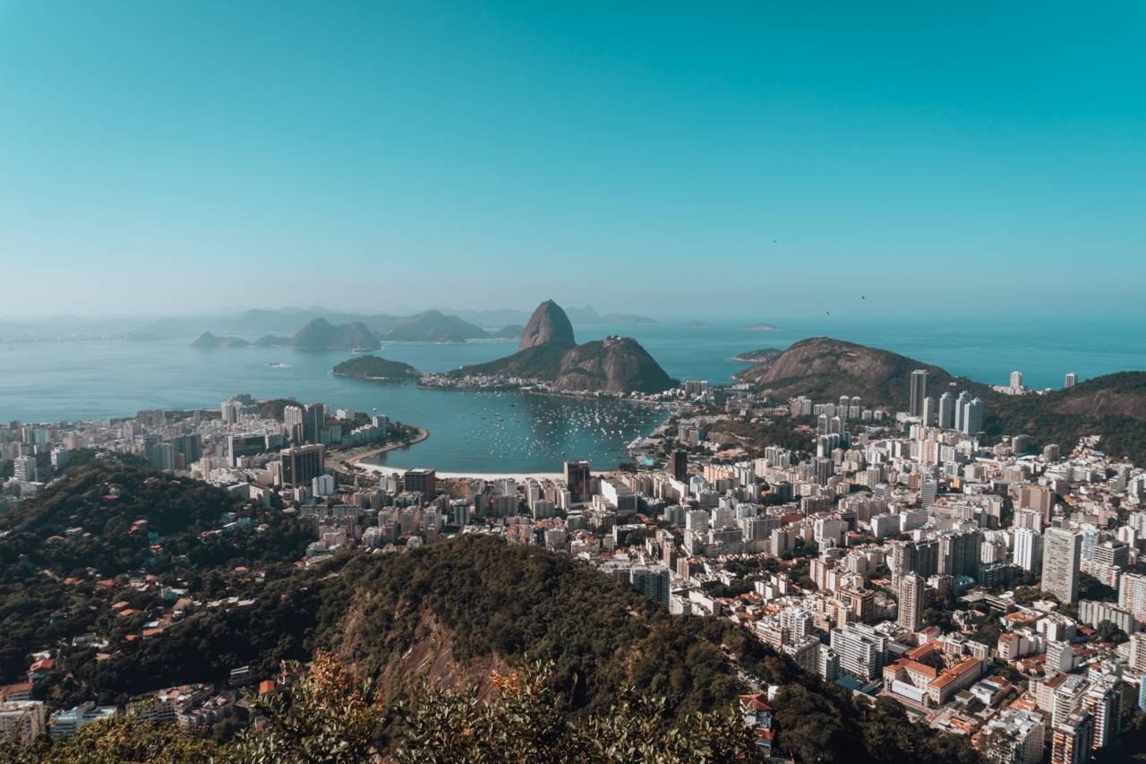Peizaz Rio De Zaneiro V Okruzenii Mora Pod Golubym Nebom V Brazilii