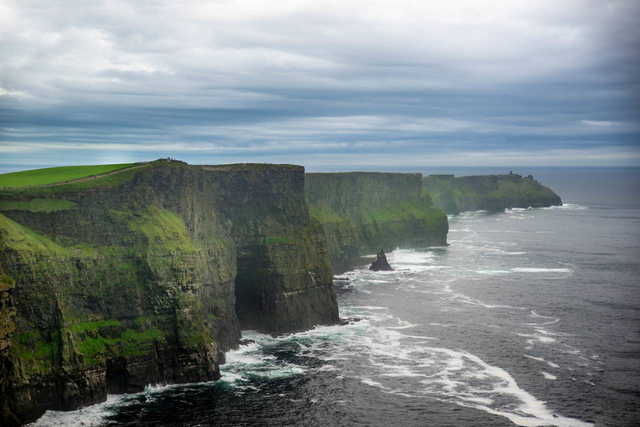 Prekrasnyi Vid Na Skaly Moher V Irlandii V Pasmurnyi Den